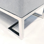 Banco tapizado en blanco roto/azul, patas de acero inoxidable, 3 plazas