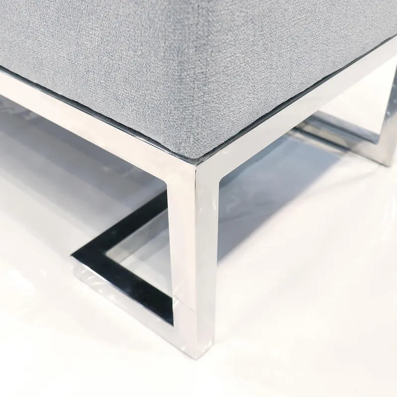 Banco tapizado en blanco roto/azul, patas de acero inoxidable, 3 plazas