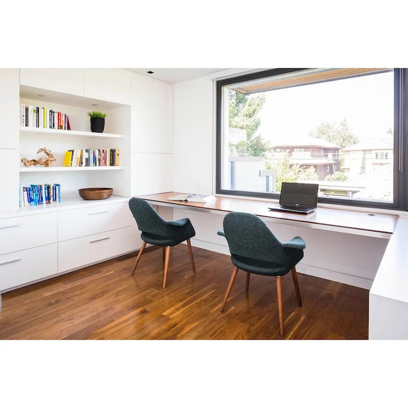Sillón tapizado multicolor, respaldo alto, patas de nogal – Juego de 2