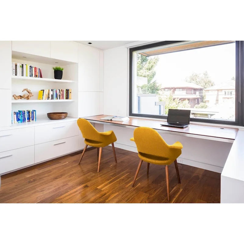 Sillón tapizado multicolor, respaldo alto, patas de nogal – Juego de 2