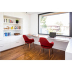 Sillón tapizado multicolor, respaldo alto, patas de nogal – Juego de 2