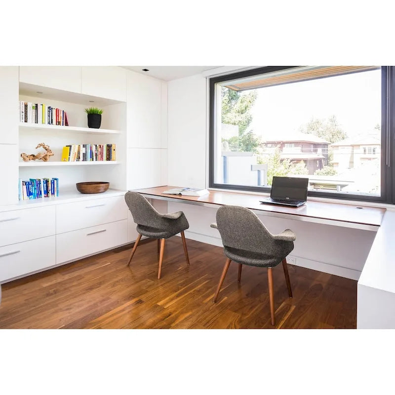 Sillón tapizado multicolor, respaldo alto, patas de nogal – Juego de 2