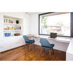 Sillón tapizado multicolor, respaldo alto, patas de nogal – Juego de 2
