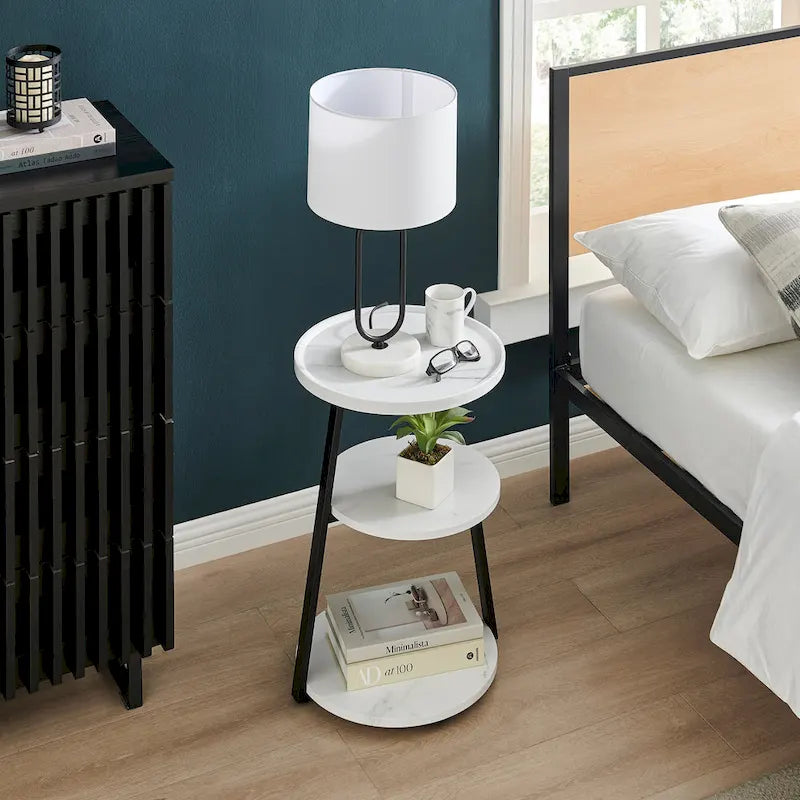 Mesa auxiliar redonda de tres niveles en blanco y negro con patas metálicas asimétricas