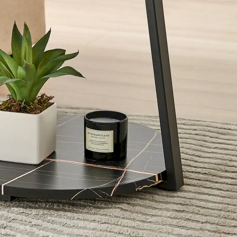 Mesa auxiliar redonda de tres niveles en blanco y negro con patas metálicas asimétricas